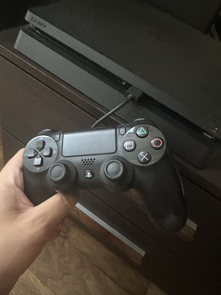 Продавам Playstation 4