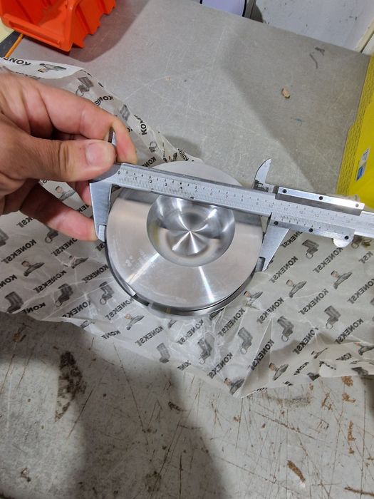 Piston echipat tractor fiat diametru 105 camera ardere într-o parte se