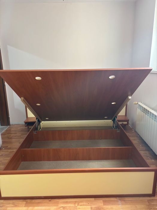 Легло с подматрачна рамка и повдигащ механизъм