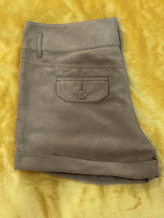 Vand pantaloni scurti/fusta in carouri plisata