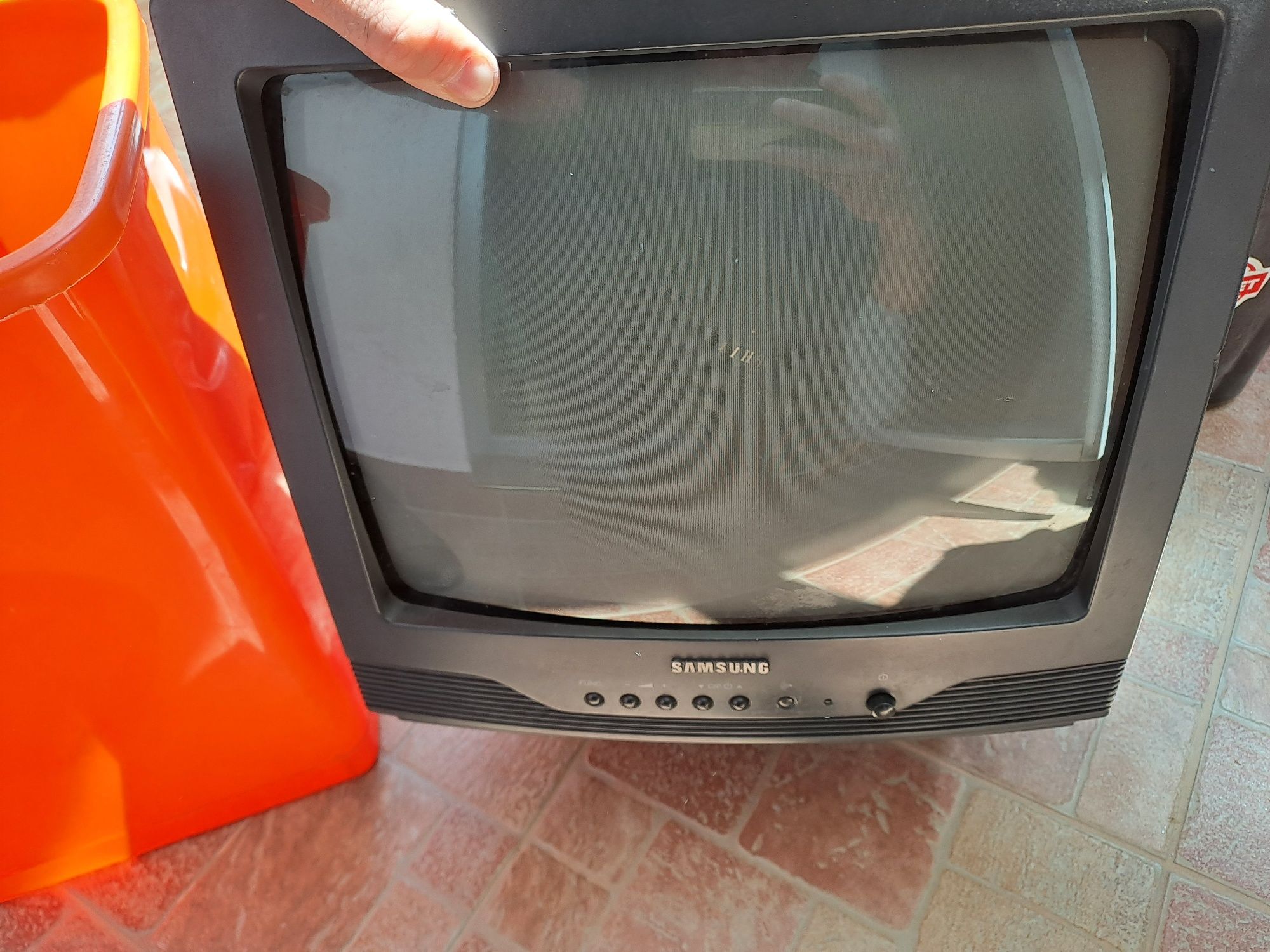 Малак цветен телевизор SAMSUNG