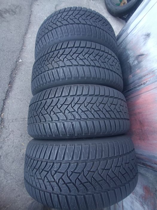 225/50/17 Dunlop .