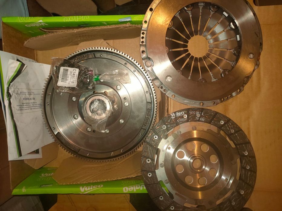 Vând ambreiaj cu volanta masa dubla Passat B6 Golf 6 motor 1.8 benzina