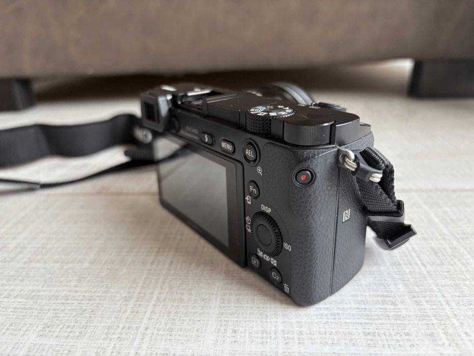 Sony A6000 Mirrorless 24MP + обектив 16-50 mm + аксесоари