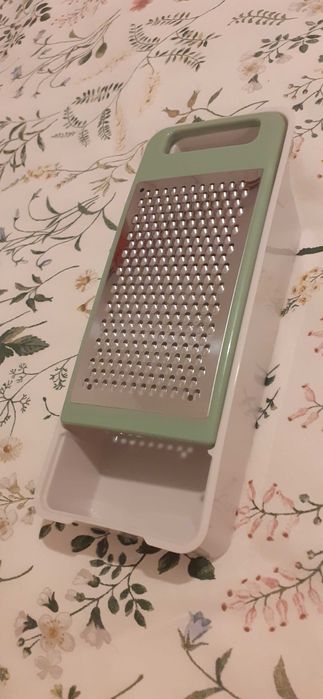 Răzătoare multifuncțională stivuibilă în cutie practică de depozitare