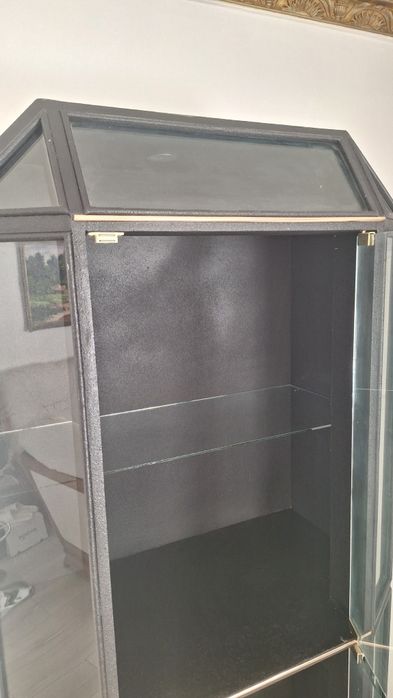 Холова витрина с долен голям шкаф