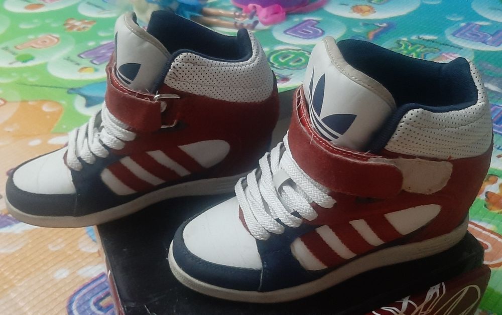 Продам кроссовки (сникерсы)