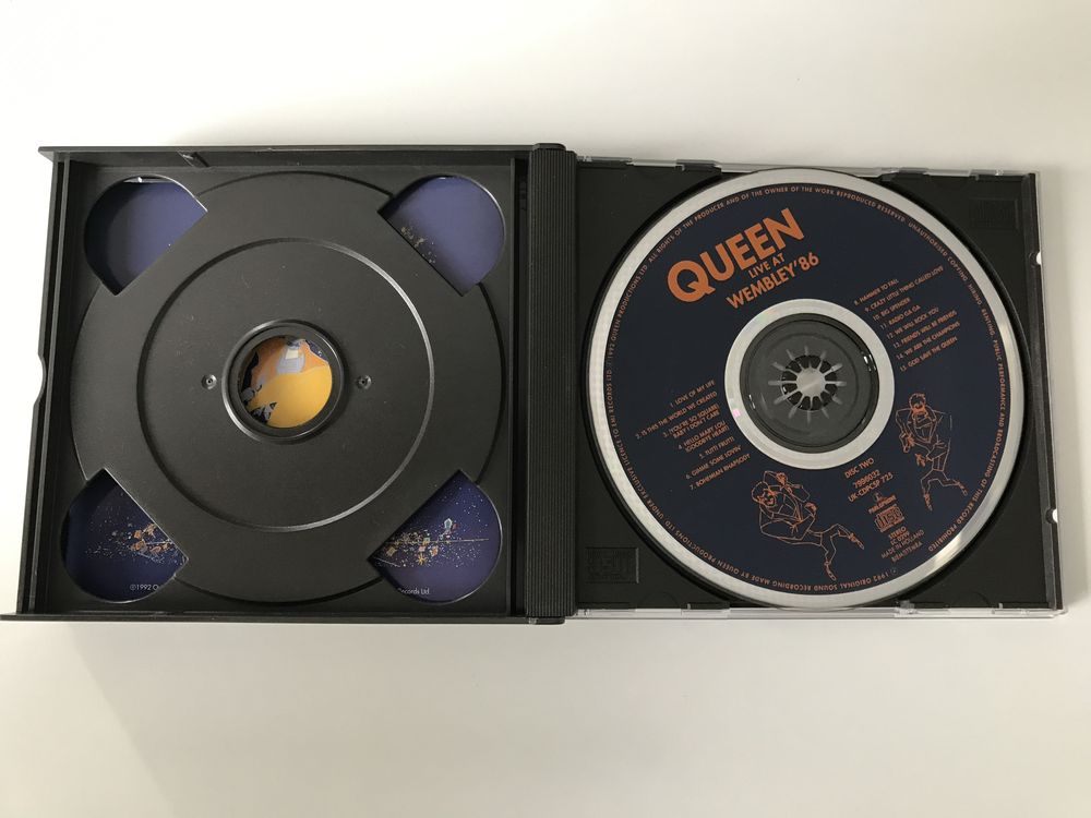 Vand cd-uri audio originale Queen si Pink Floyd