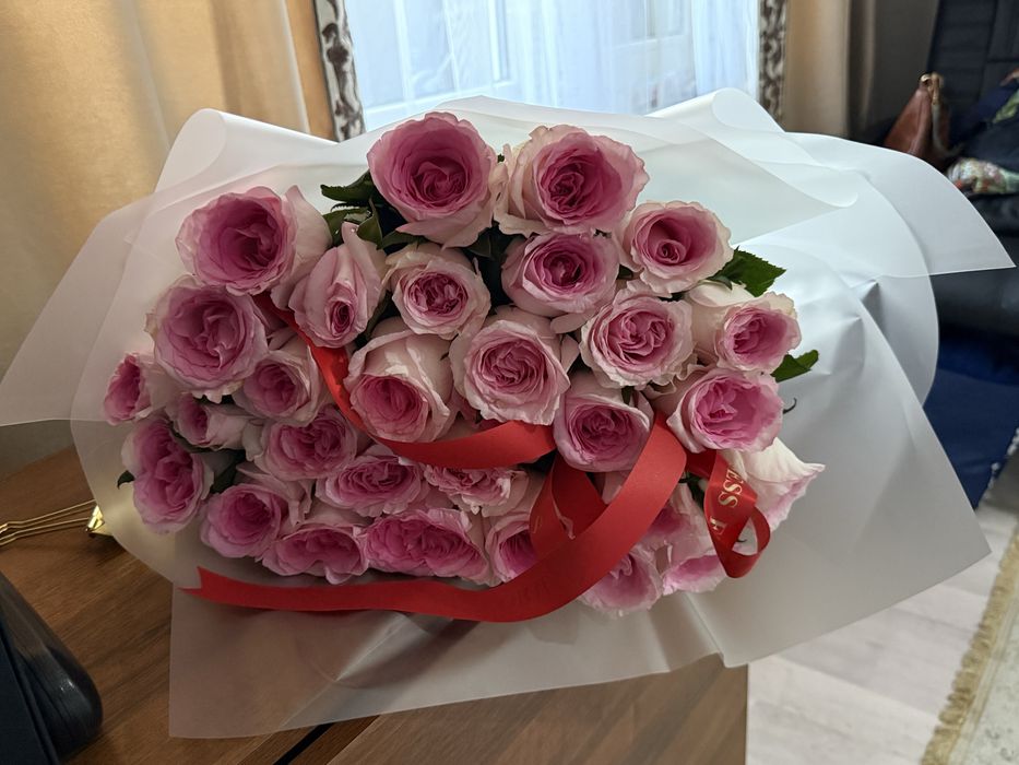 Красивый метровый букет из розовых голландских роз