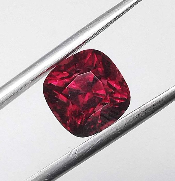 Прекрасен шпинел в топ червен цвят - 2.96Кт.! Сертифициран! НОВ!