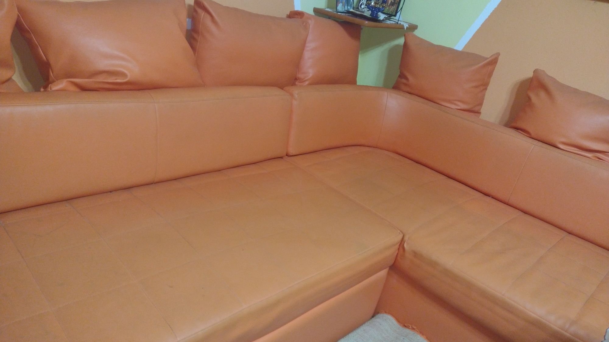 Vind canapea extensibila piele ecologica portocaliu și covor plusat