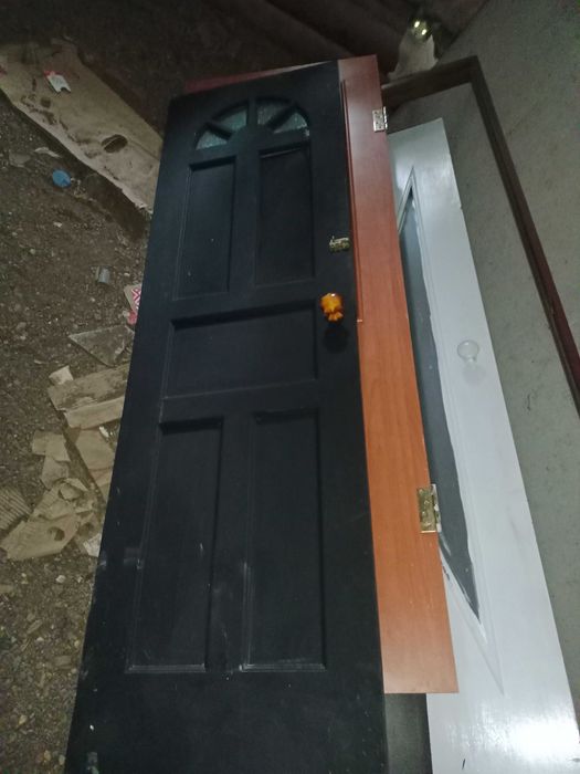 Продам двери размеры 60/200см и 70/200см   адрес 6мкр(кунаева)