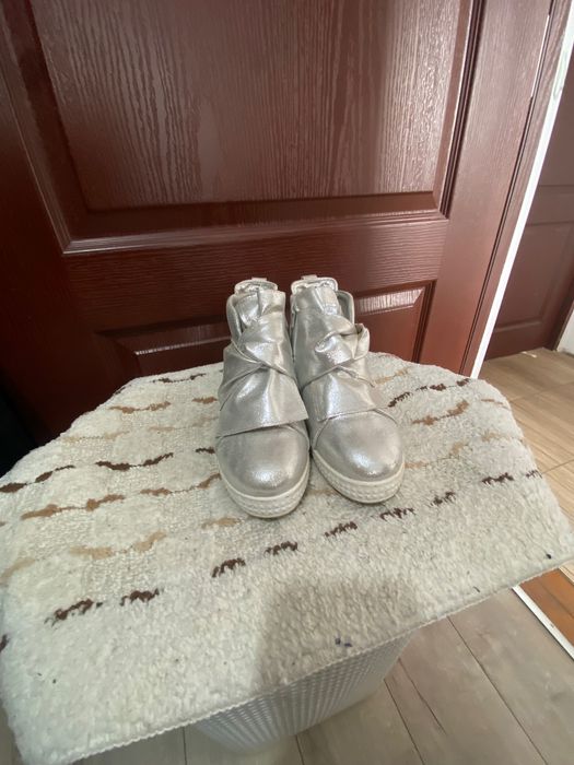 Сребристи боти с ниска вътрешна платформа