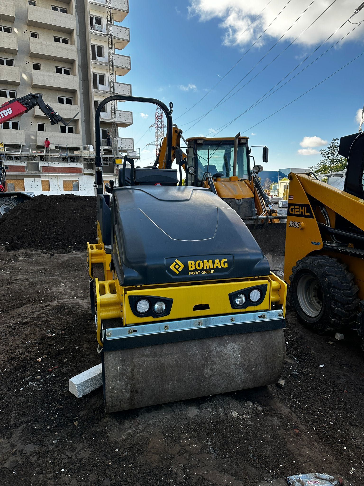 Închiriem buldoexcavator/cilindru compactor