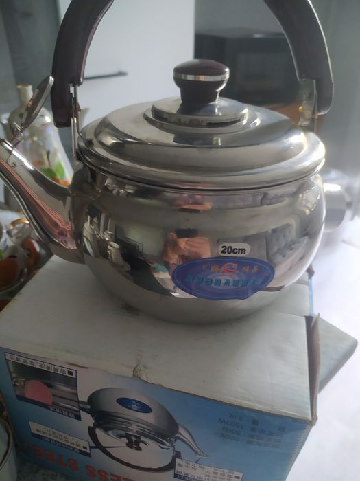 Эл.чайник новый в коробке 10000.. две мясорубки 5000..