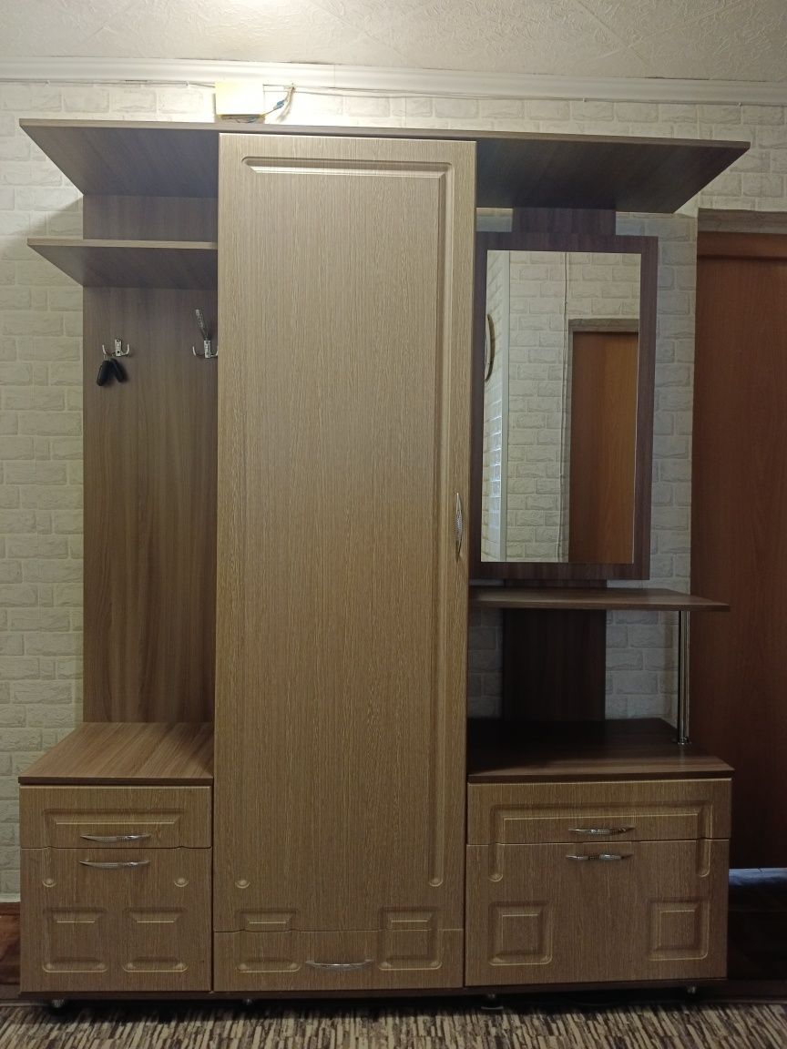 Продам удобную прихожую