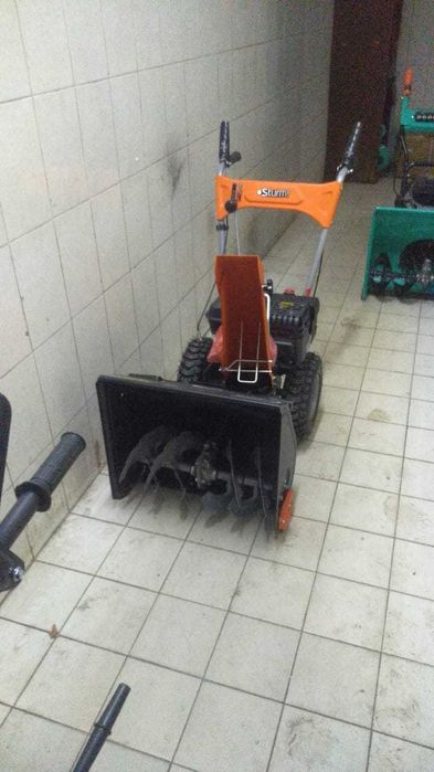 Снегоуборочная машина, снегоуборщик.