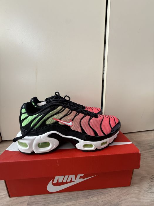 ЧИСТО НОВИ Маратонки AIR MAX Plus 38 номер