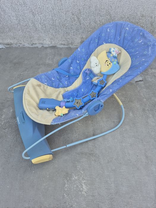 Balansoar pentru bebeluși cu jucării suspendate și vibrații