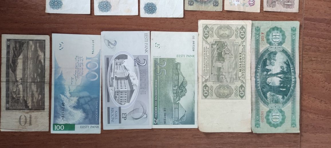 Продавам стари банкноти.