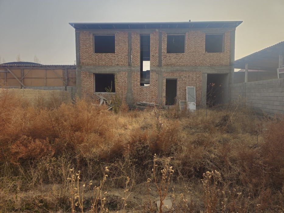 Продаётся!Сотилади!2-х этажный дом недостроенный(свет,газ,вода)