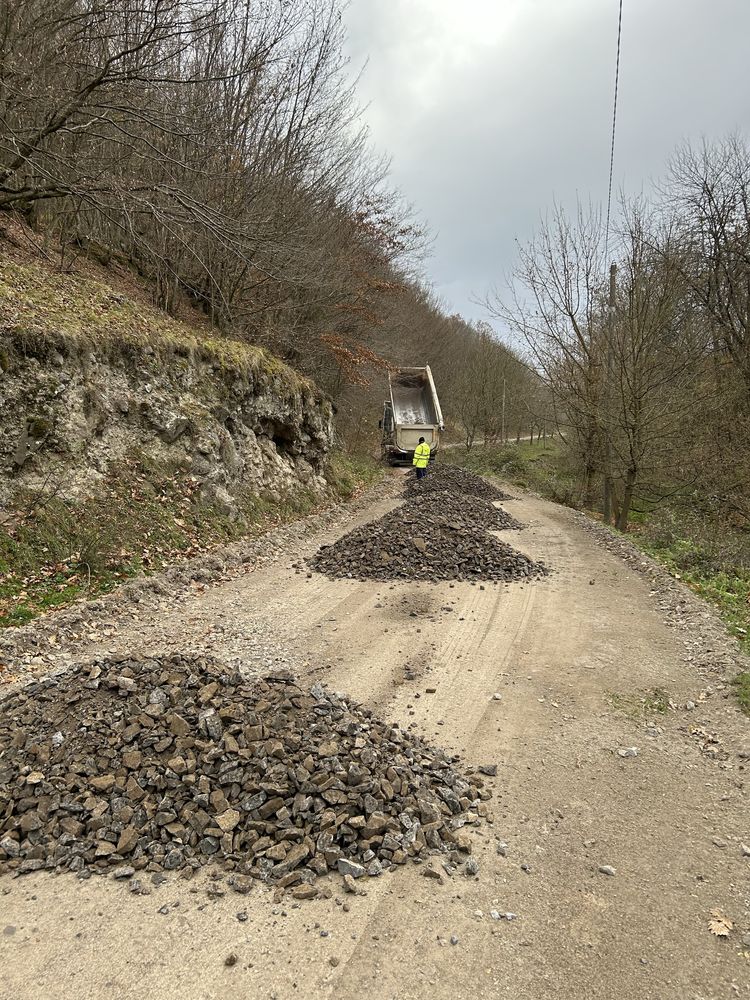 Inchiriez autogreder execut drumuri forestiere pietruite si cilindrat