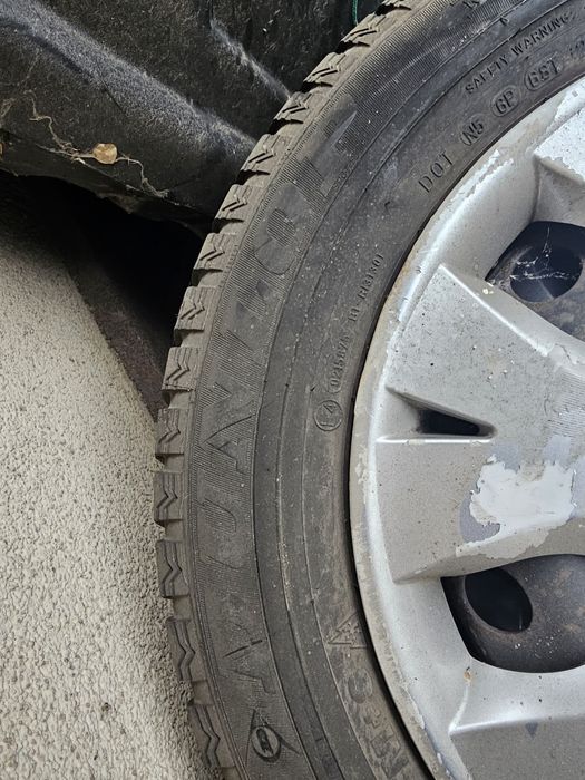 Vand Anvelope Iarna 195 /65/15 + jante tabla si capace