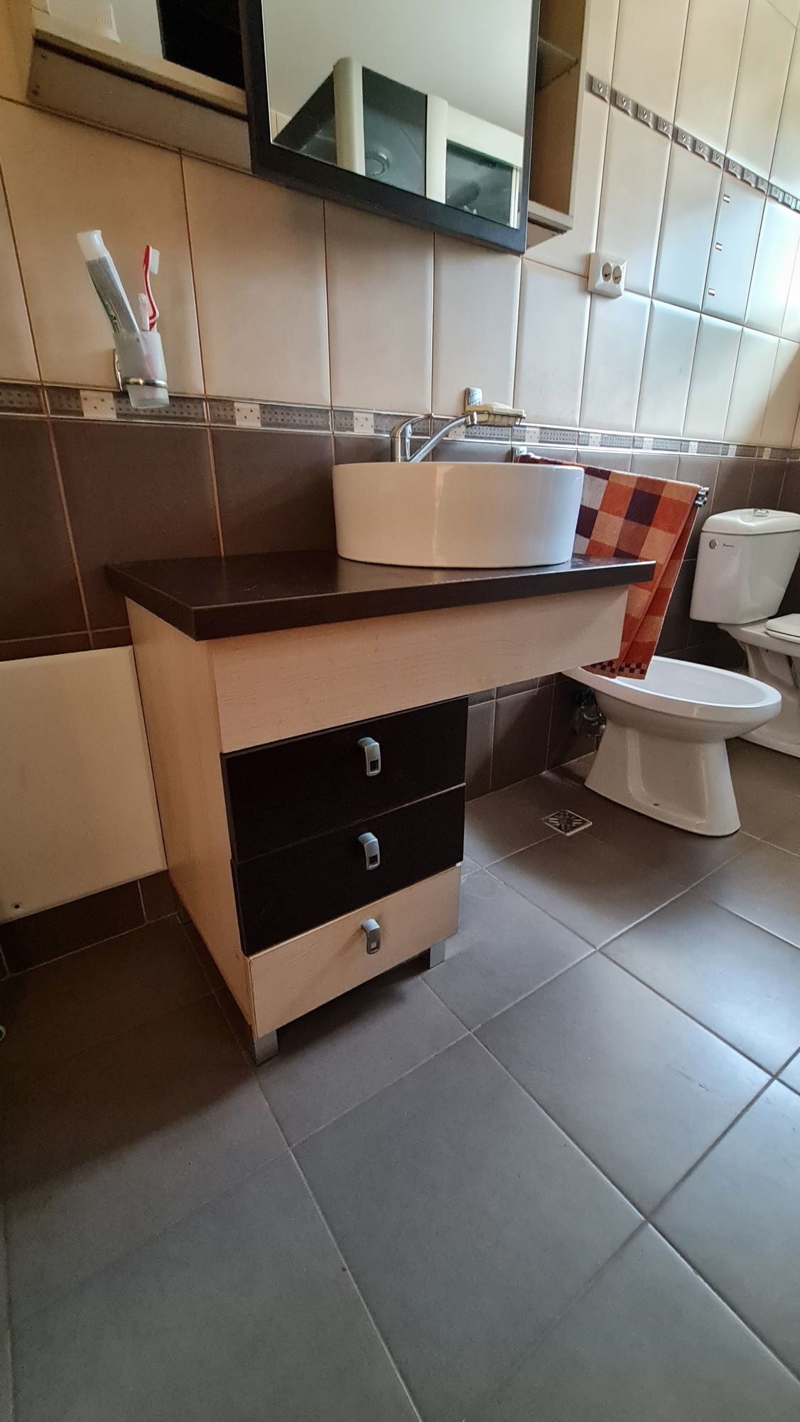 Mobilier baie cu etajera culisanta si lavoar