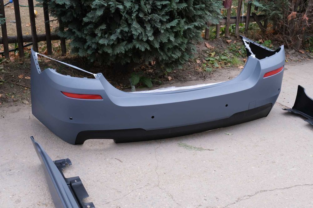 Kit Pachet M BMW F10 Seria 5 cu grile si accesorii