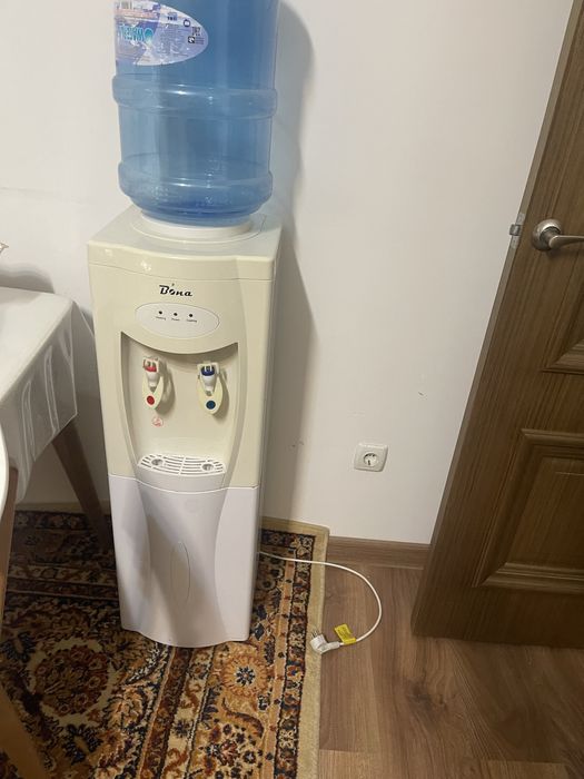 Продаю работающий кулер Bona с двумя бутылями б\у