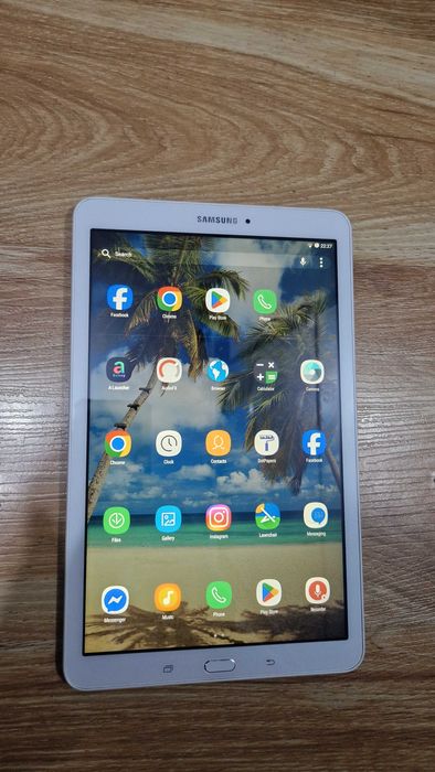 Vand Tableta Samsung Tab E mare 9.6" Alba cu Android 7.1 la 200lei