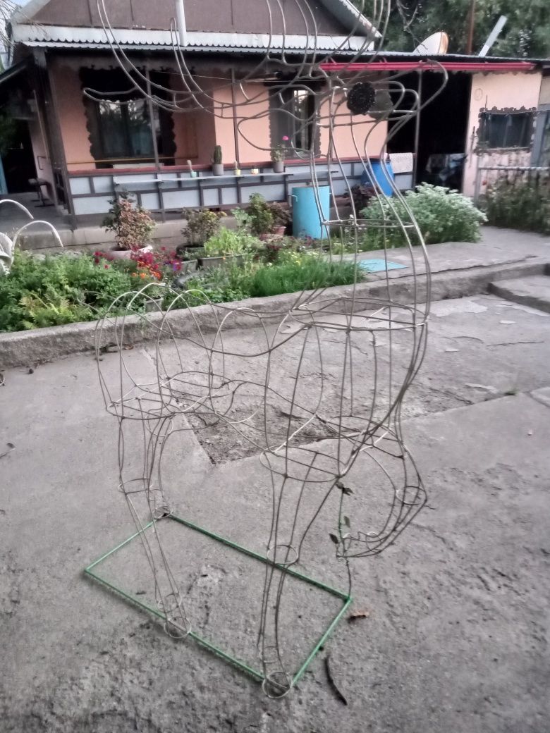 Декорация для сада. Олень из проволоки.