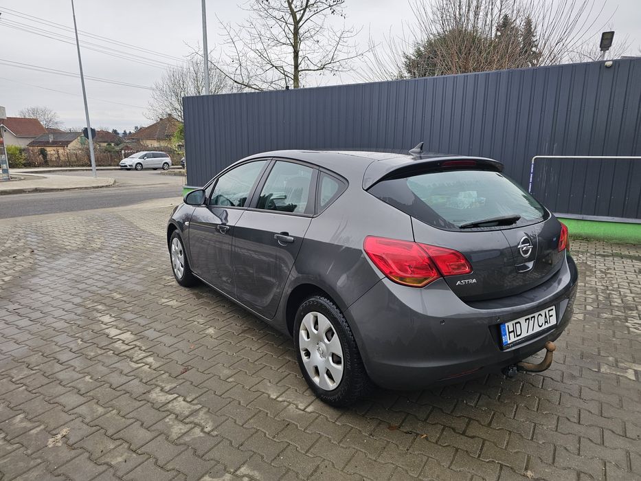 Opel Astra J • 1.6 benzina aspirat • 2011