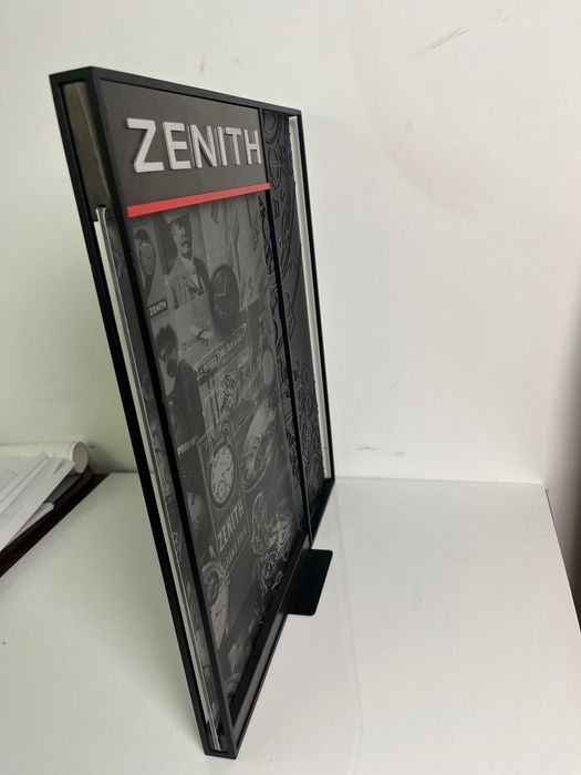 Метален дисплей на марката за часовници Зенит Zenith