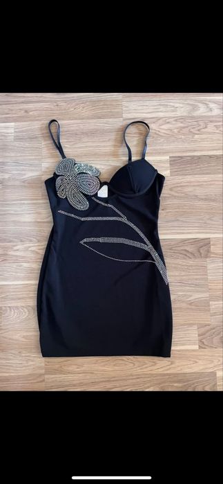 Къса черна рокля с ефект