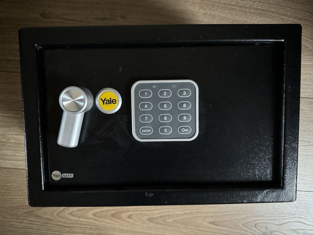 Seif mediu Yale 30x20x20cm cu tastatura electronica si 2 chei, Negru