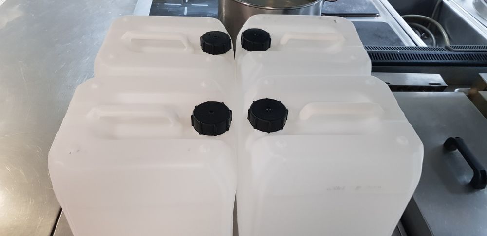 Продам канистры 20 литровые чистые