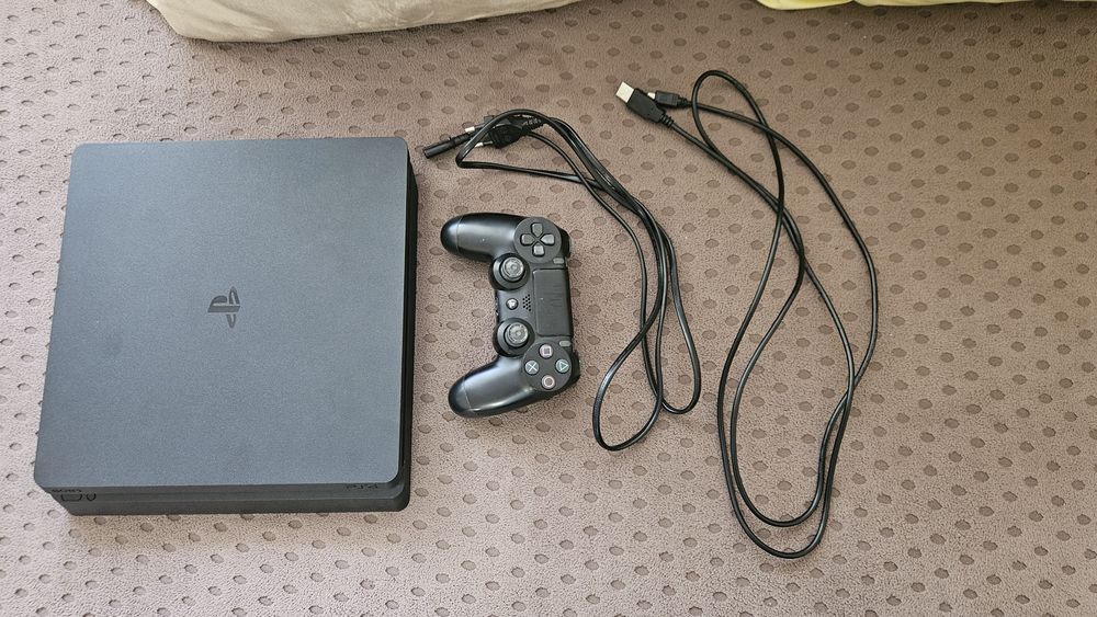 PS4 Slim Playstation/Плейстейшън 4 + контролер + 4 игри

Опи