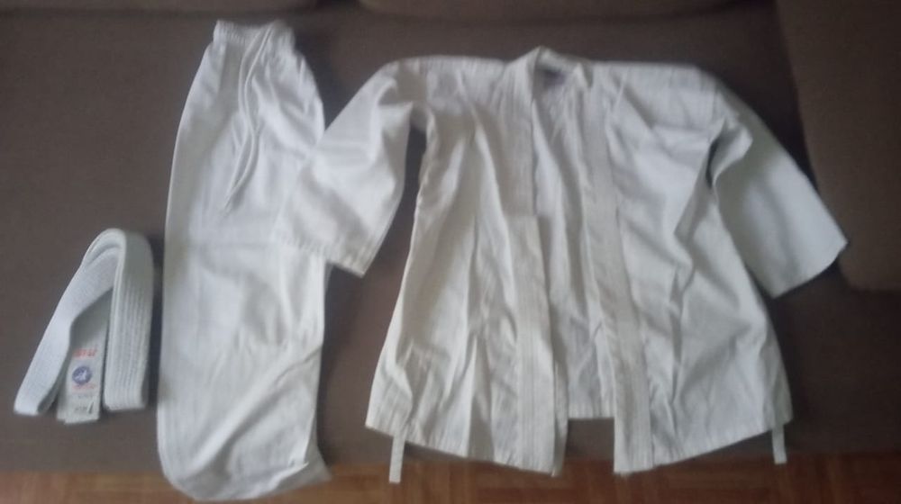 Продам кимоно белое на рост 130 см