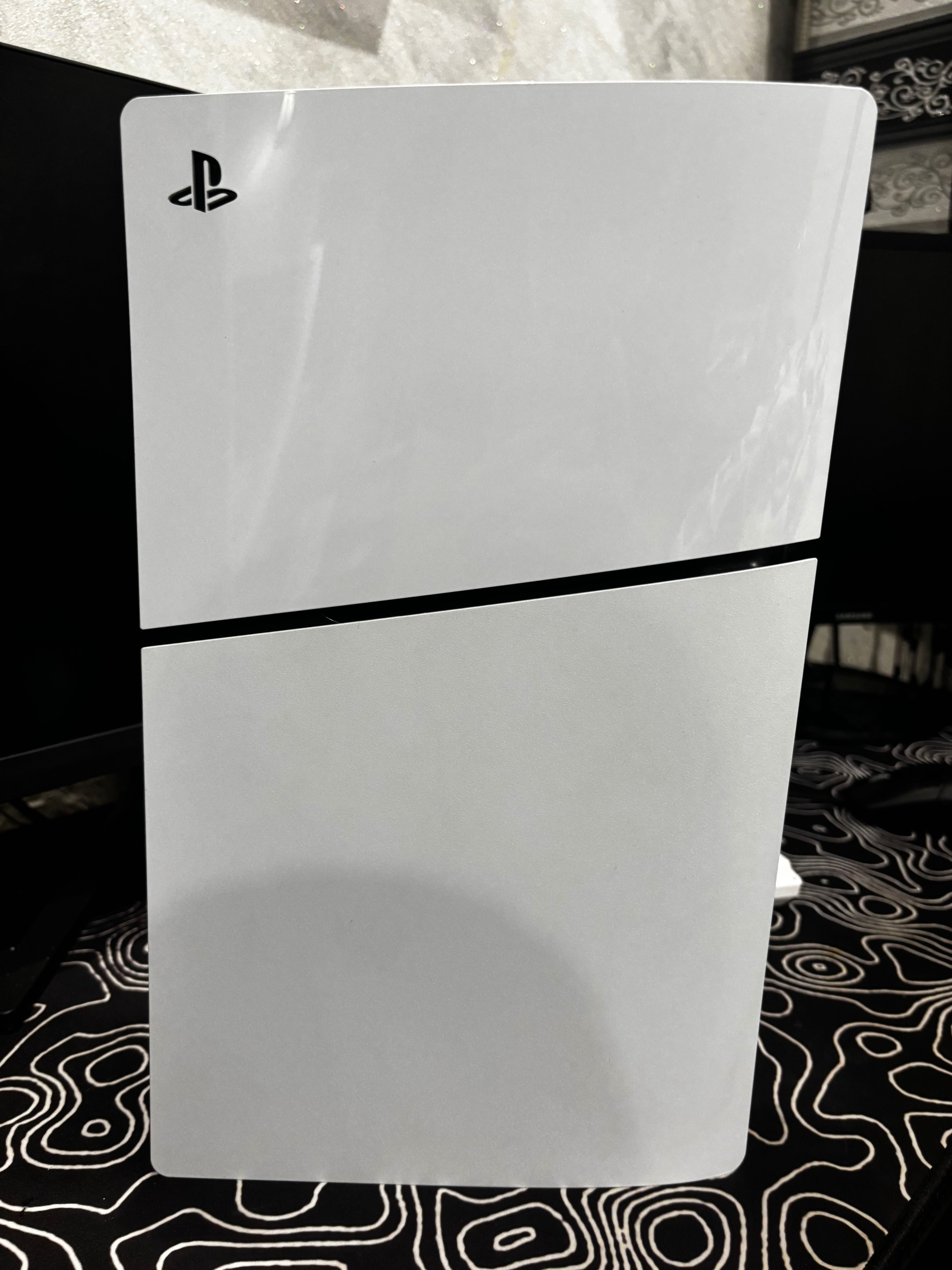 PS5 Slim 1 ТБ в добро състояние
