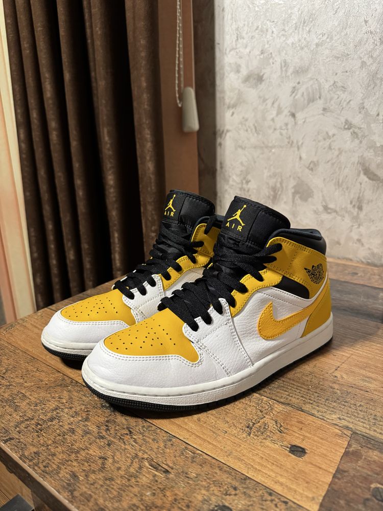 Nike air Jordan 1 Mid University 42