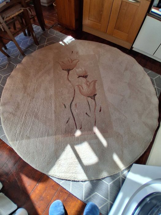 кръгло килимче/бежаво