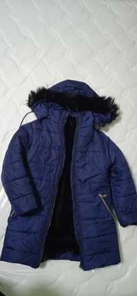 Зимняя теплая куртка на 8-9 лет девочкам, в хорошем состоянии