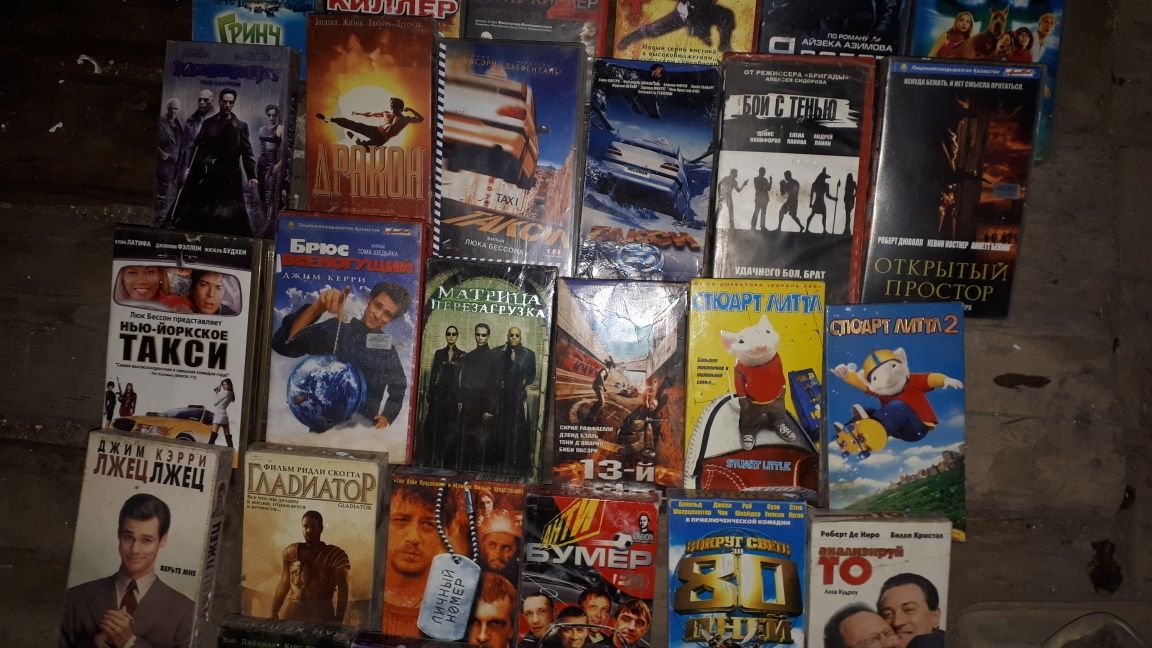 Видеоплеер, видеокассеты, DVD плеер, аудиокассеты, телевизор