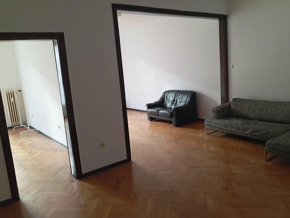 Тристаен апартамент в центъра на София.