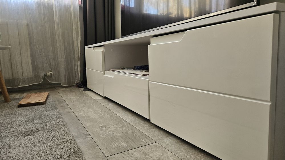 ТВ тумба бял гланц – ниска стойка