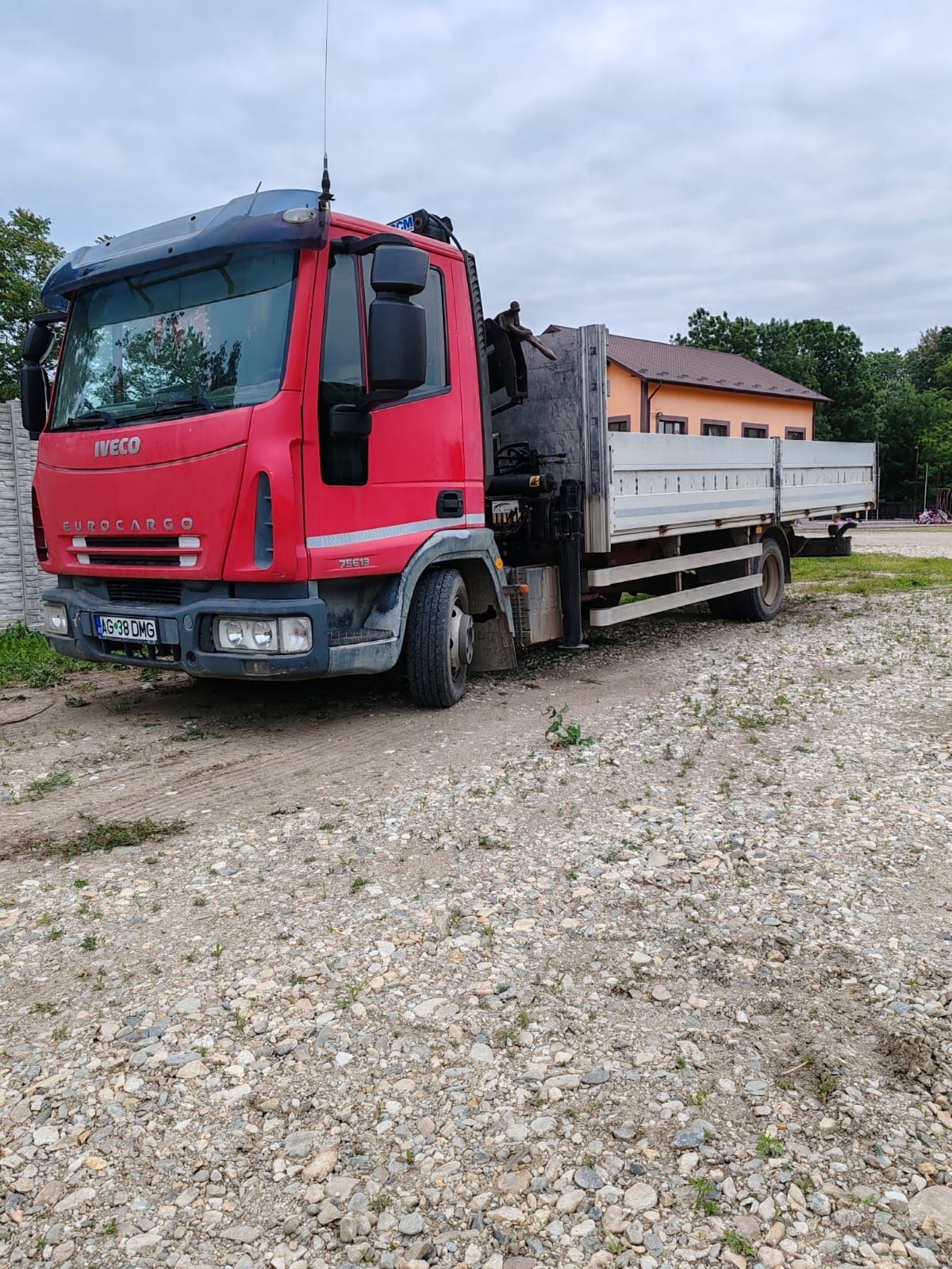 Iveco cu macara de 4 tone