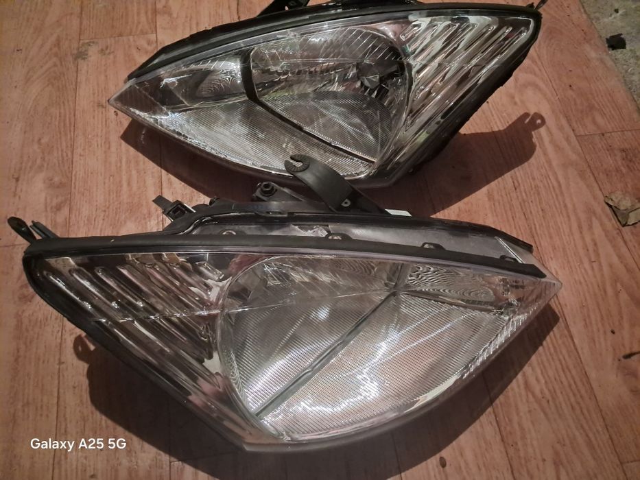 Vand faruri ford focus din 2001