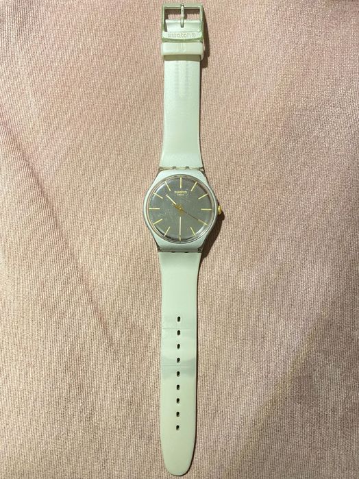 Серебристые часы SWATCH