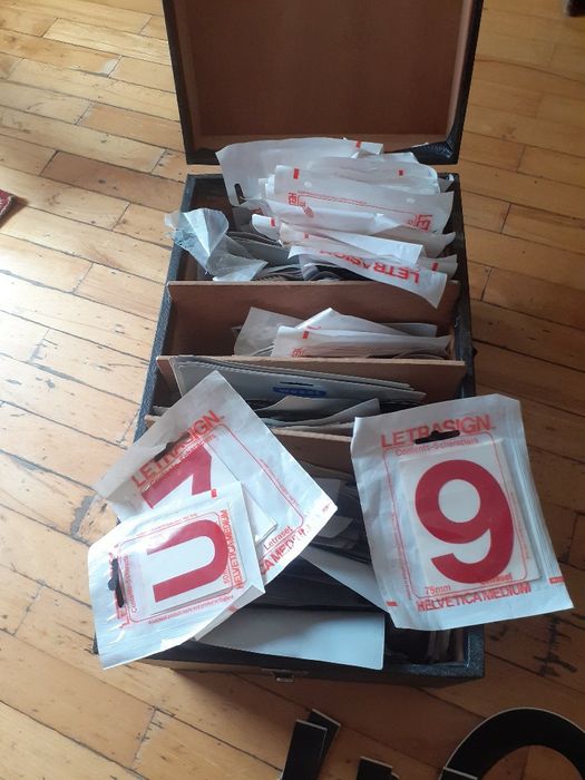 Комплект над 1000 самозалепешти се букви и цифри.